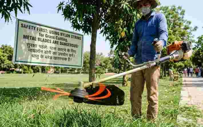 Grass Cutters Use Nylon String